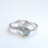 anillo de compromiso con diamante central