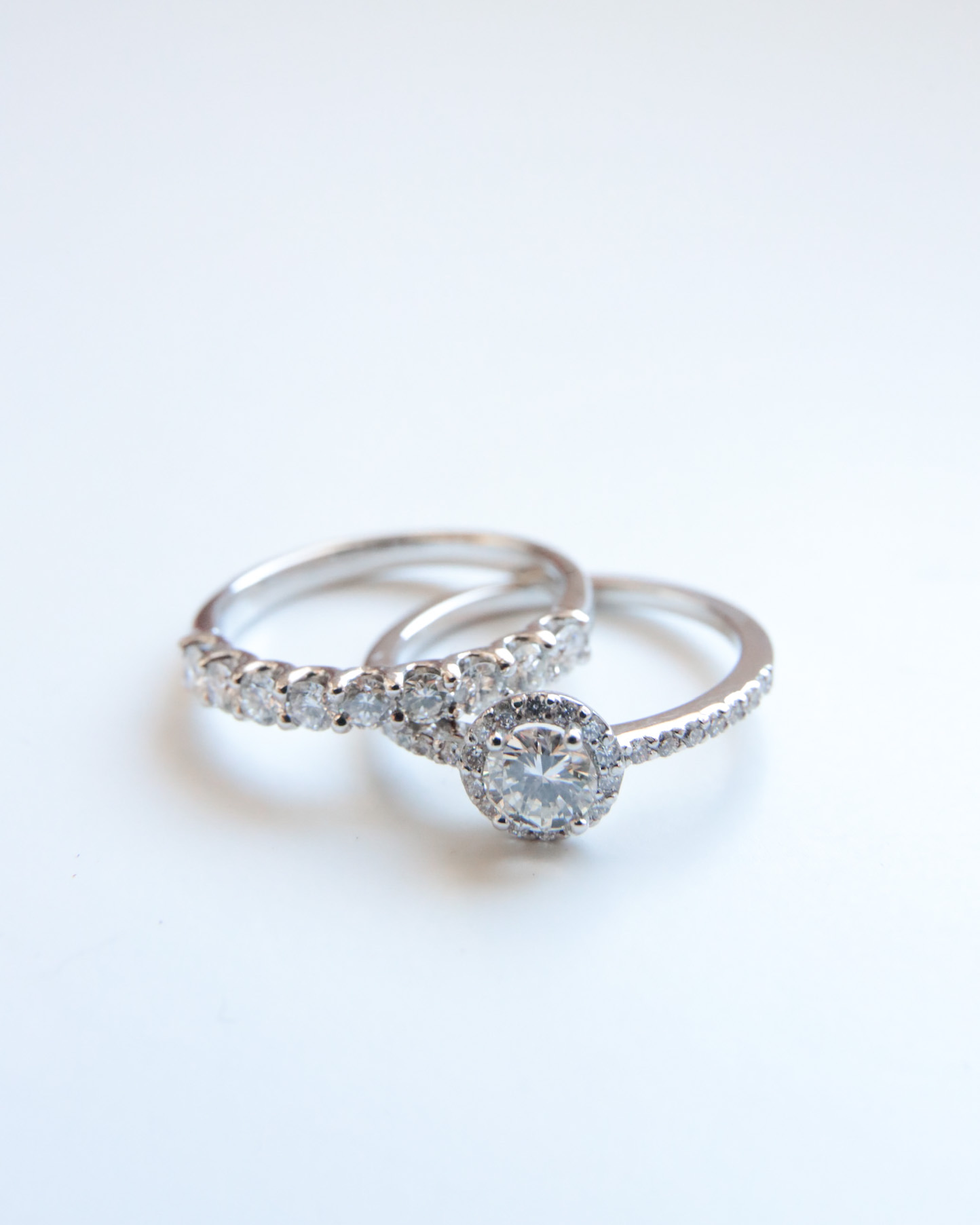 anillo de compromiso con diamante central
