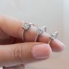 anillo de compromiso con diamante central